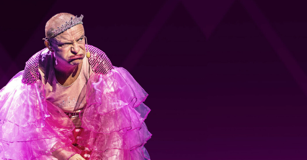 Jonas Gardell i rosa kläder