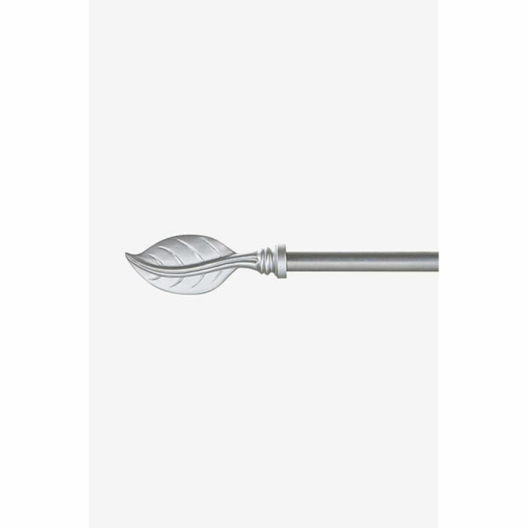 Gardingstång i silver med löv-detalj från Jotex. <a href="http://www.awin1.com/cread.php?awinaffid=439045&awinmid=9961&clickref=gardiner&p=https%3A%2F%2Fwww.jotex.se%2Falma-gardinstang%2F1063951-02" target="_blank" rel="noopener">Här kan du läsa mer och köpa den</a>. Gardingstång i silver med löv-detalj
