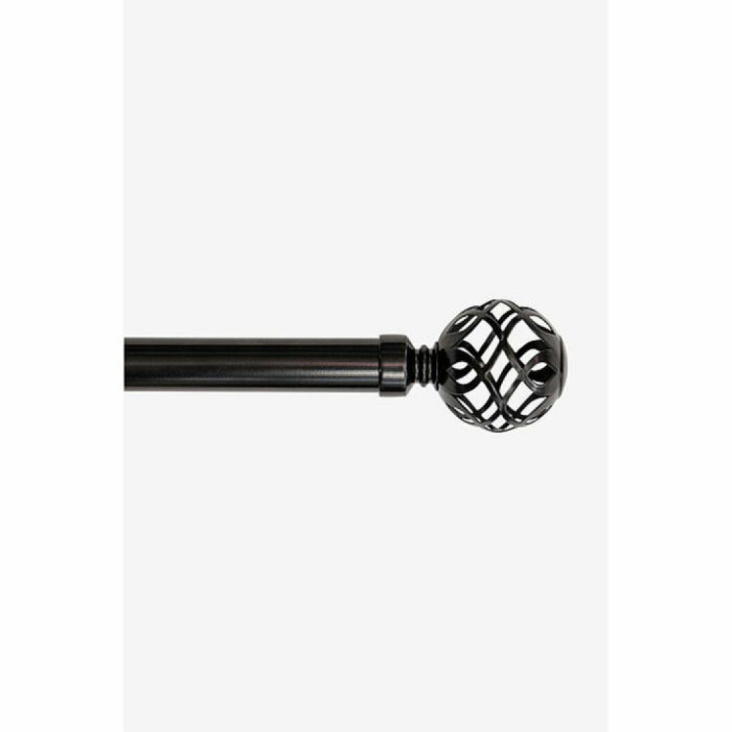 Svart gardingstång med detalj från Ellos Home. <a href="https://ellosse.sjv.io/c/2867640/1021212/13369?u=https%3A%2F%2Fwww.ellos.se%2Fhasta%2Fsmilla-gardinstang-25-28-mm%2F1512533-02" target="_blank" rel="noopener">Här kan du läsa mer och köpa den</a>. Svart gardingstång med detalj
