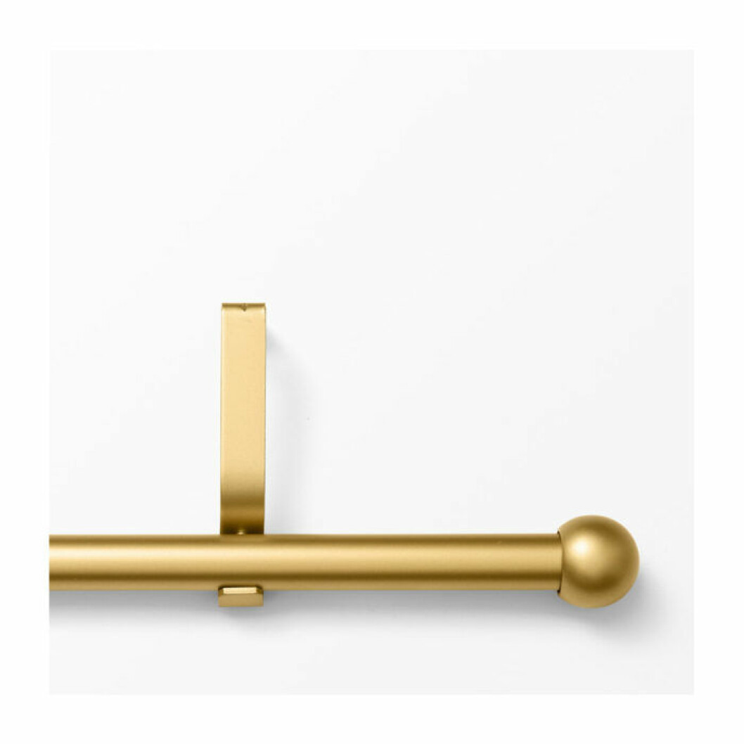 Gardinstång i guld från Åhléns. <a href="https://track.adtraction.com/t/t?a=1136856392&as=1218462148&t=2&tk=1&epi=gardiner&url=https://www.ahlens.se/Inredning/textil/gardiner/gardinstanger-652933/ahlens-gardinstangset-flex-160-300-cm-guld-88416632/" target="_blank" rel="noopener">Här kan du läsa mer och köpa den</a>. Gardingstångsset i guld från Åhléns