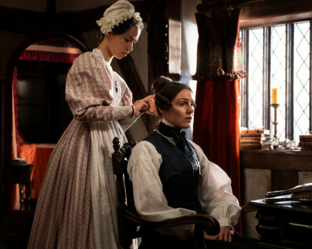 Anne Lister (Suranne Jones) får håret lagt i serien<em> Gentleman Jack</em>. Foto: HBO Anne Lister i Gentleman Jack.
