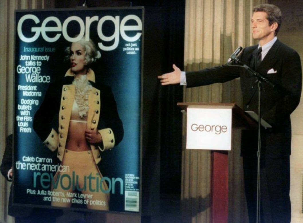 John Jr. på lanseringseventet för det glossiga magasinet George. John Jr visar upp första numret av George