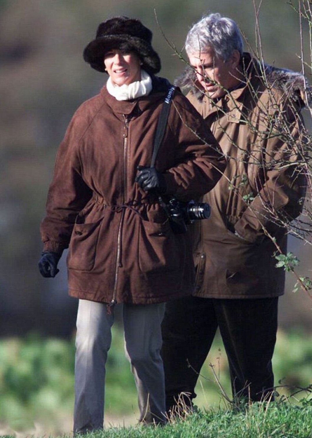 Ghislaine Maxwell och Jeffrey Epstein ute på promenad tillsammans. Ghislaine Maxwell och Jeffrey Epstein i bruna jackor ute i naturen