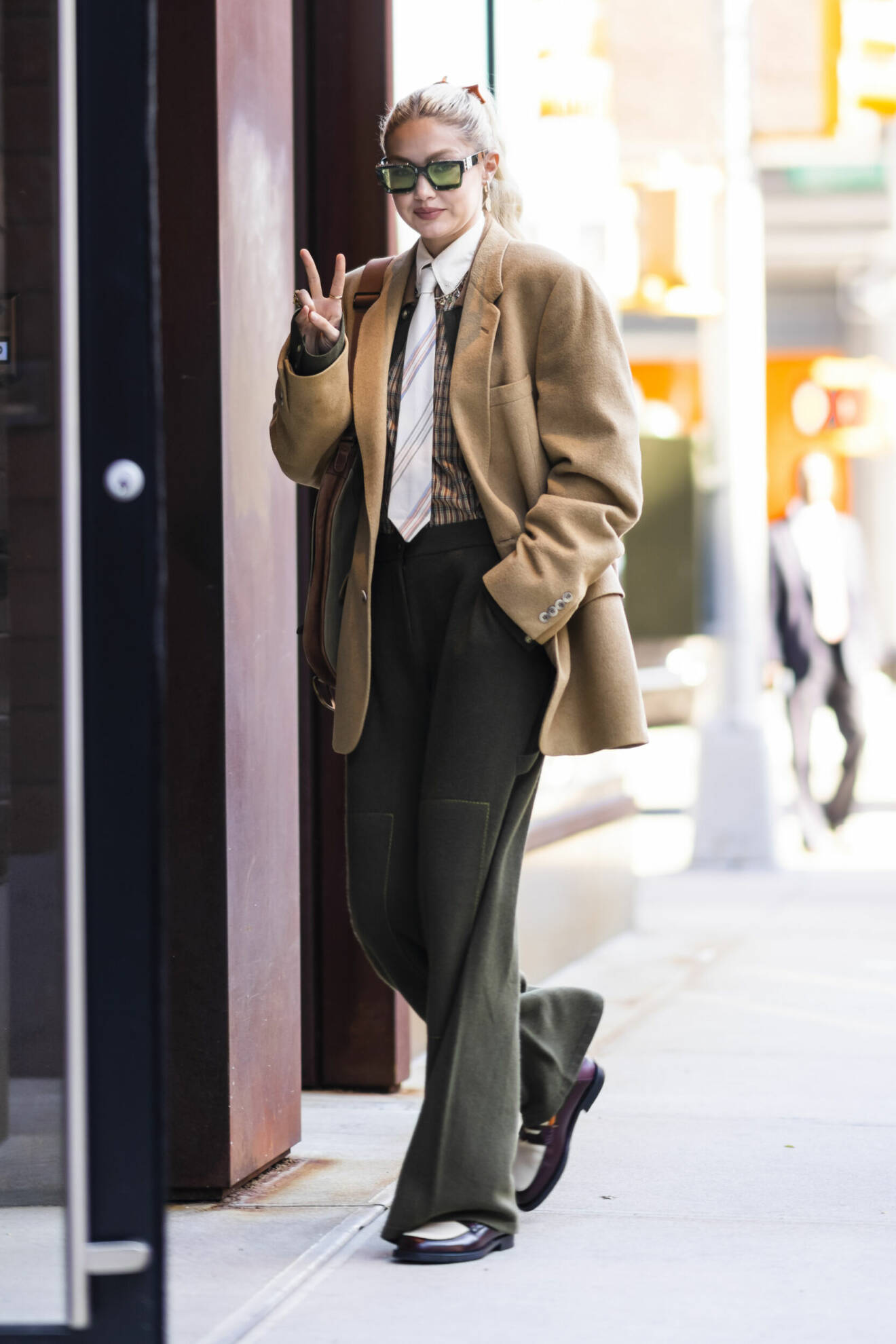 Gigi Hadid i New York iklädd skjorta och slips.