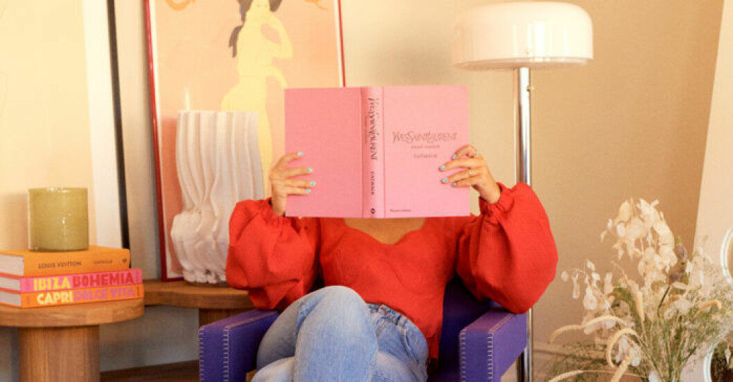 Yves Saint Laurent och Gina Tricot – ändå ett lite oväntat samarbete. Snygg inredningsbild och kvinna som läser bok.