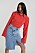 Bild på modell med röd skjorta och blå jeanskjol i längre modell Kläderna kommer från Gina tricot.