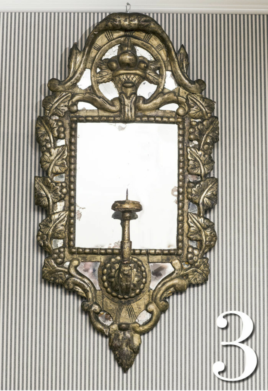 Spegellampett i barockstil med karvsnittat trä, genombrutet krön och kvicksilverfolierat glas. Tillverkad i södra Europa under 1700-talet. 