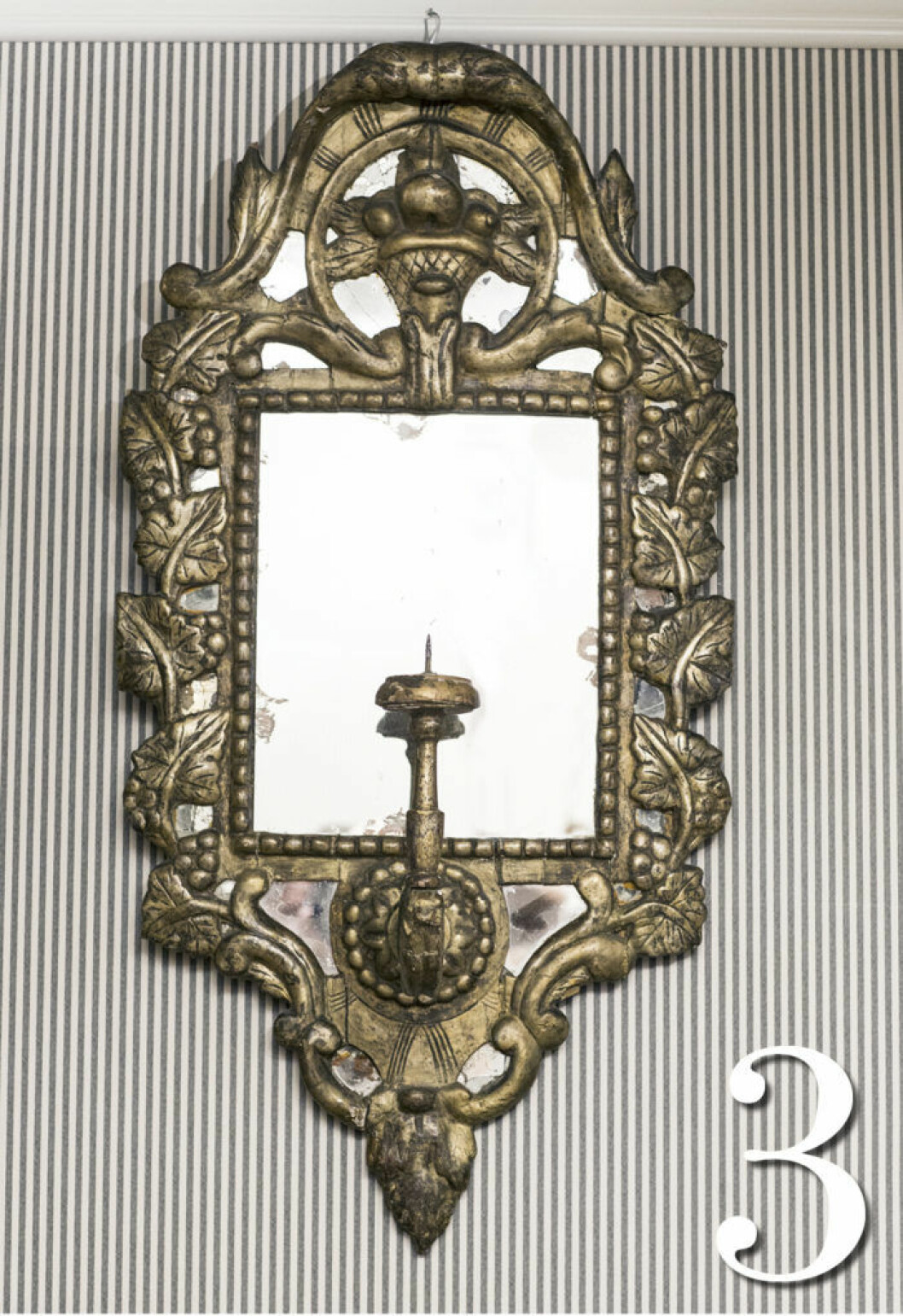 Spegellampett i barockstil med karvsnittat trä, genombrutet krön och kvicksilverfolierat glas. Tillverkad i södra Europa under 1700-talet. Spegellampett i barockstil med karvsnittat trä, genombrutet krön och kvicksilverfolierat glas. Tillverkad i södra Europa under 1700-talet.