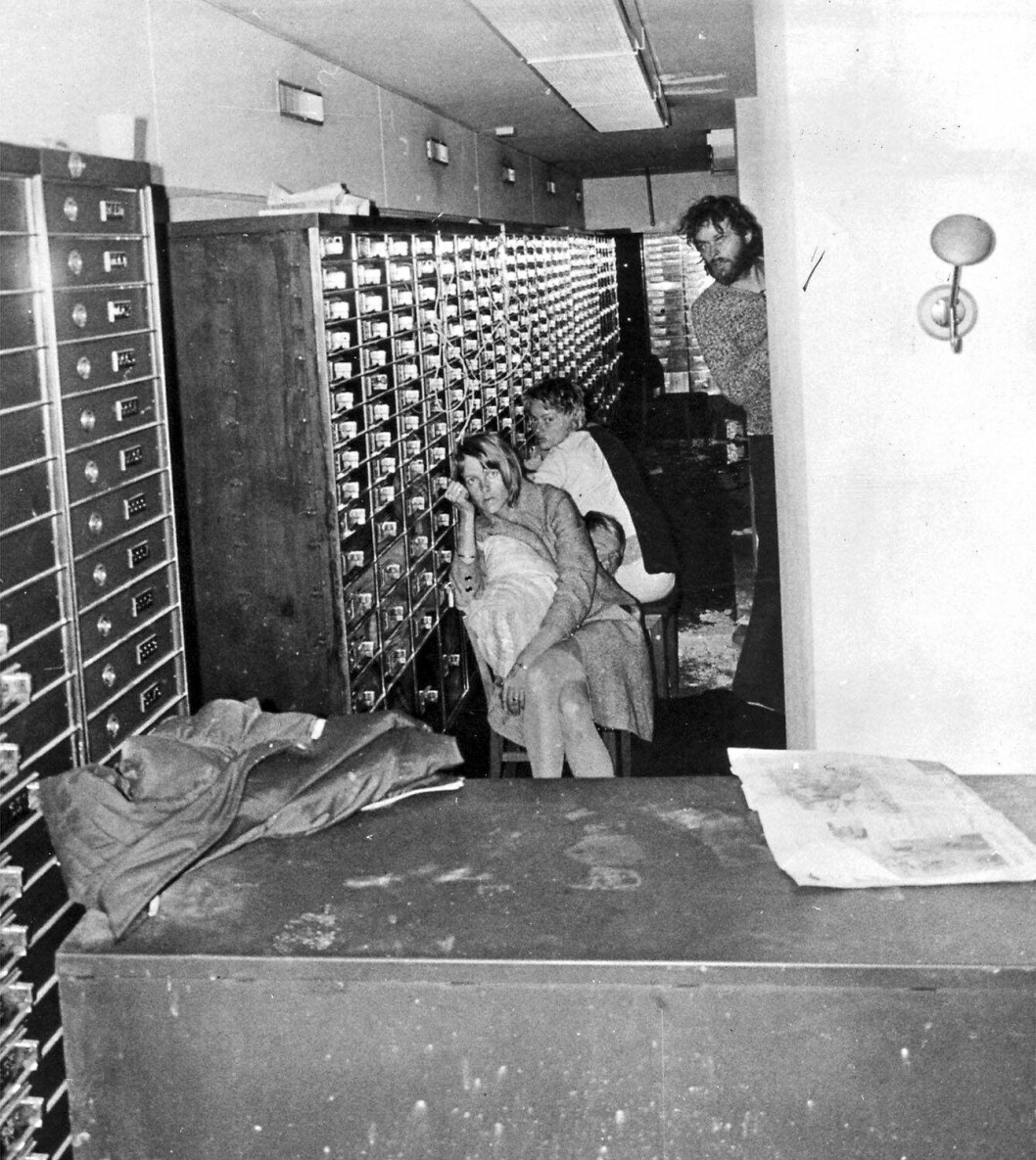 Under gisslandramat i Sveriges Kreditbank på Norrmalmstorg i augusti 1973 fördes Clark Olofsson av polis till banken på rånaren Jan-Erik Olssons begäran. Bilden är tagen med en kamera som sänktes ner genom ett borrat hål i taket till bankvalvet. Bilden visar gisslan Birgitta Lundblad, Sven Säfström och Elisabeth Oldgren.Stående ses Clark Olofsson. gisslan norrmalmstorg