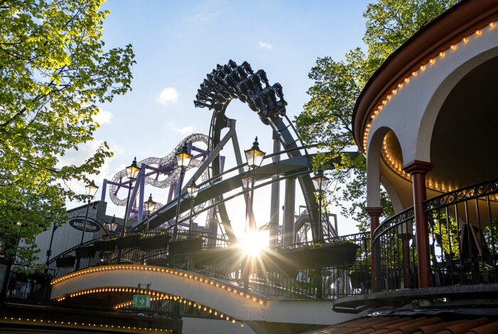 Ett säsongskort till en nöjespark, som Gröna Lund, är en uppskattad julklapp. Gröna Lund på kvällen