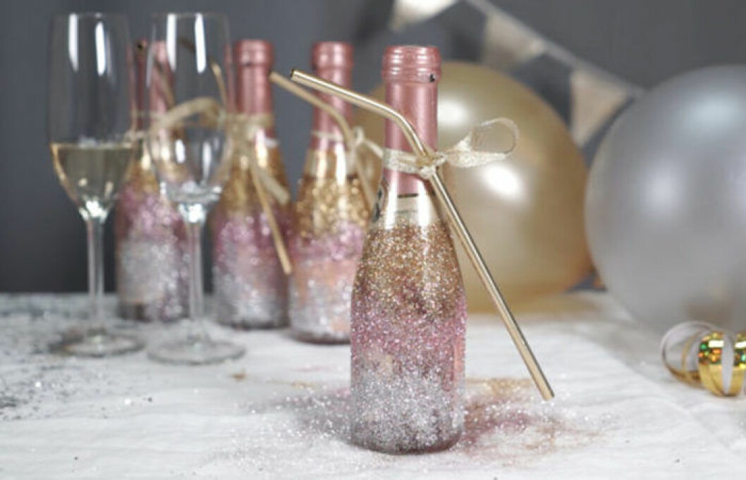 Pimpa nyårsbubblet med glitter och guld. Foto: Rodrigo Soto Champagneflaska med glitter på
