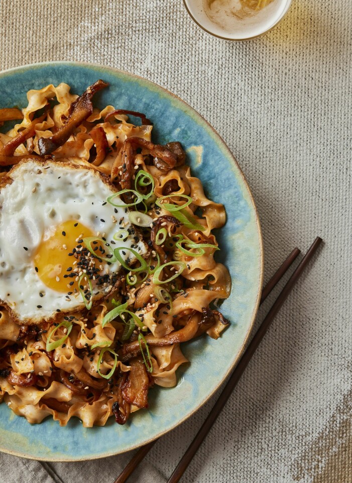 Väldigt enkel rätt med mycket smak. Gochujang ger hetta och förstärker umamin i svampen. Gochujangnudlar med svamp.