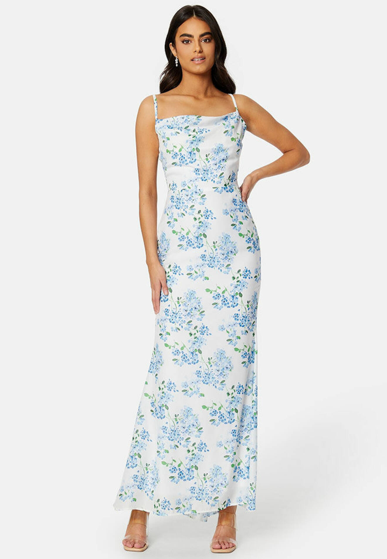 Vit mönstrad slipklänning med ljusblå blommor från Goddiva
