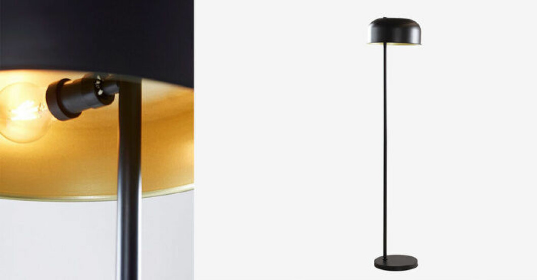 Svart golvlampa ute