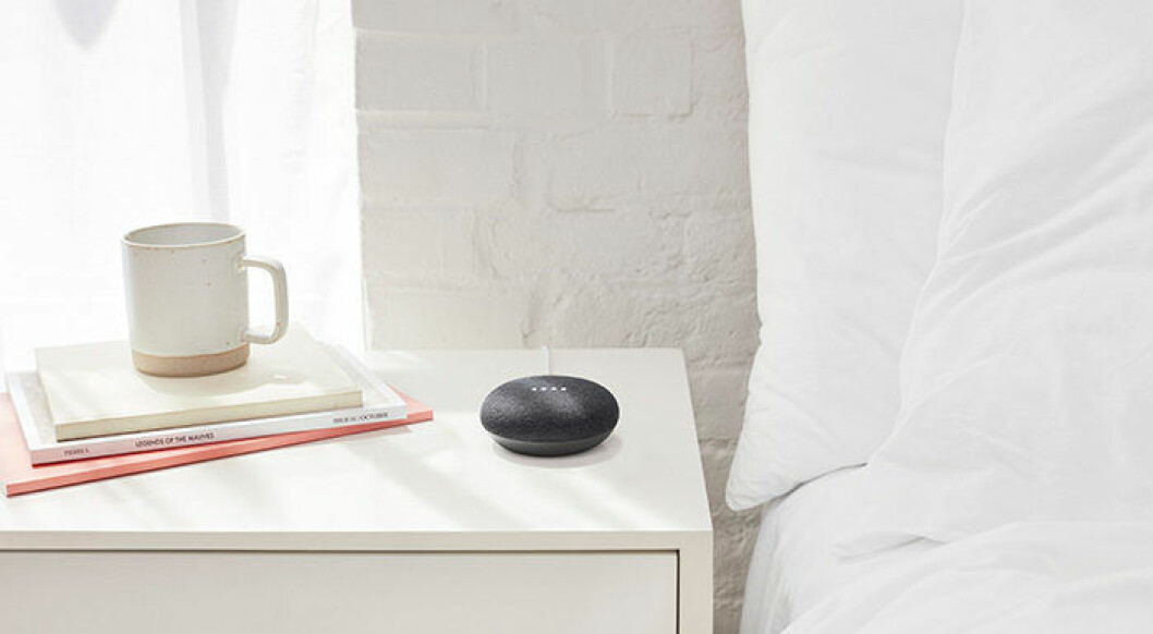 Du kan placera ut enheter i olika rum som hela tiden har kontakt med varandra. En bild på Google Home Mini på ett sängbord i ett sovrum.