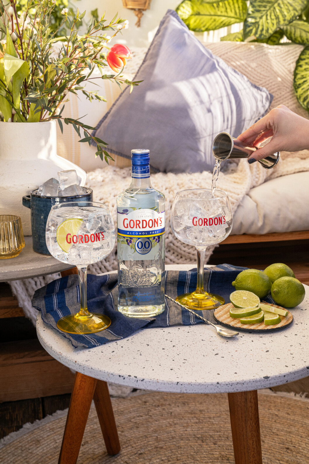 Alkoholfri variant på drinken gin och tonic, med Gordon's Alcohol Free i mixen. gin och tonic drink med alkoholfri gordon's