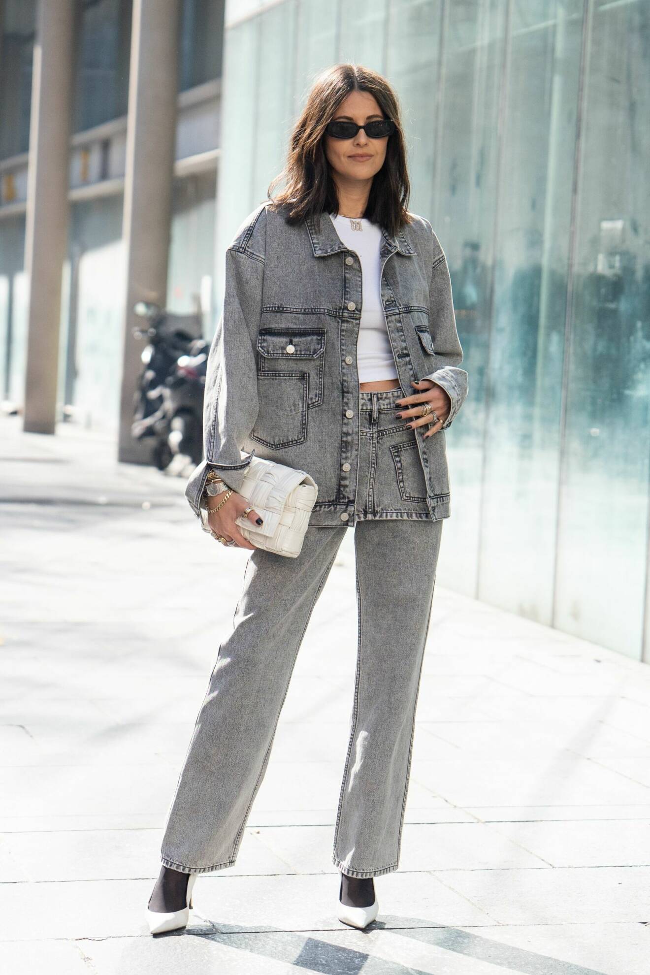 Streetstyleoutfit med grå jeansjacka och grå jeans