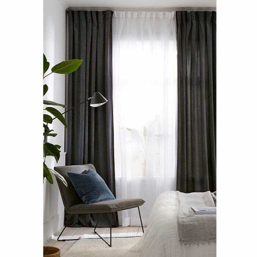 Grå sammetsgardiner i 2-pack från Ellos Home, finns i flera färger. <a href="https://ellosse.sjv.io/c/2867640/1021212/13369?u=https%3A%2F%2Fwww.ellos.se%2Fellos-home%2Fveckbandslangd-daisy-i-sammet-2-pack-med-multiband%2F1044015-01" target="_blank" rel="noopener">Här kan du köpa dem</a>. Grå sammetsgardiner i 2-pack