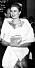 Grace Kelly i vit päls och uppsatt hår. Hon håller en bok och en kuvertväska i handen och man skymtar hennes stora förlovningsring på vänstra fingret.