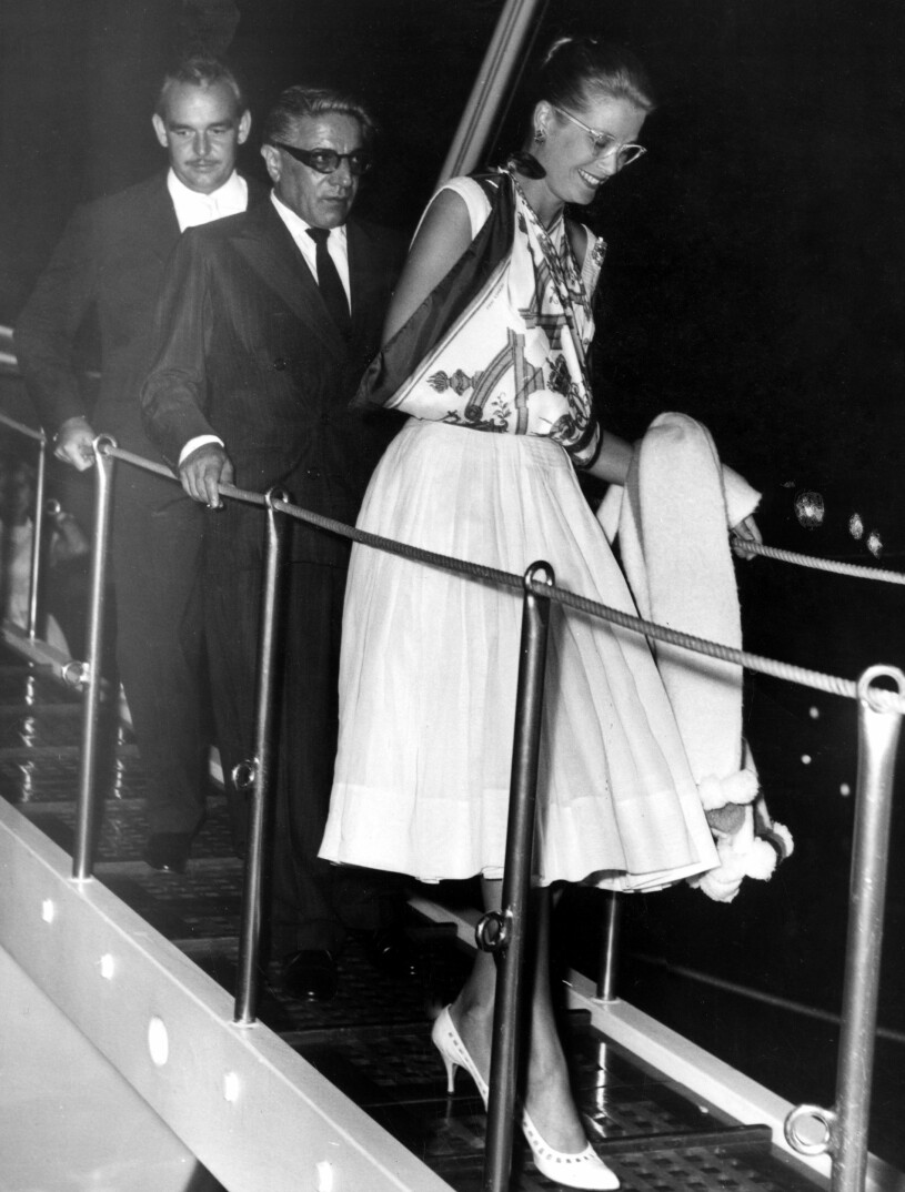 Grace Kelly visade Hermèsscarfens mång-sidighet när hon använde sin som mitella. Grace Kelly med en Hermès-scarf som mitella