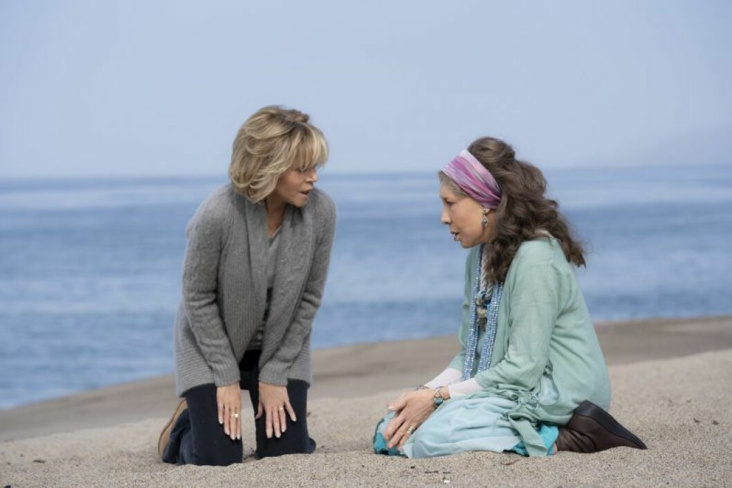 <em>Grace and Frankie</em> är tillbaka med en sjätte säsong. En bild på karaktärerna Grace och Frankie i tv-serien på Netflix.