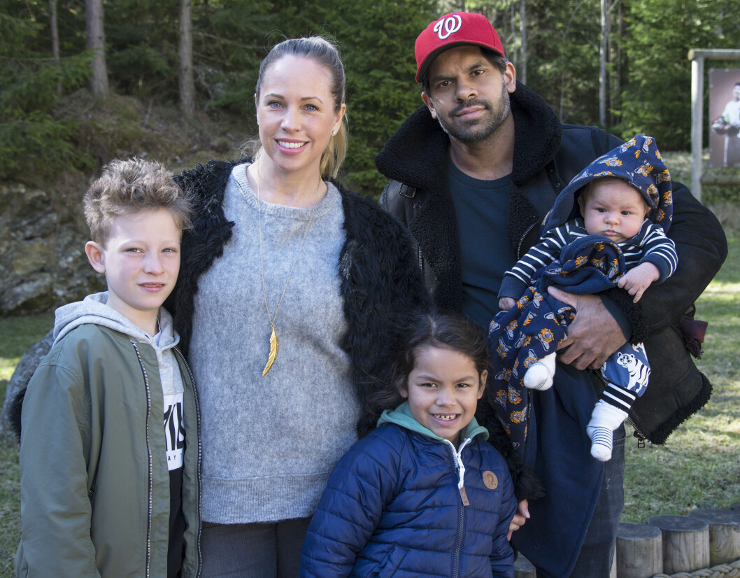 Malin Gramer med sin kärlek Carl Falk, och familjens tre barn; hennes Charlie, deras Leo och Emma, som Carl fick i en tidigare relation. malin gramer med familjen