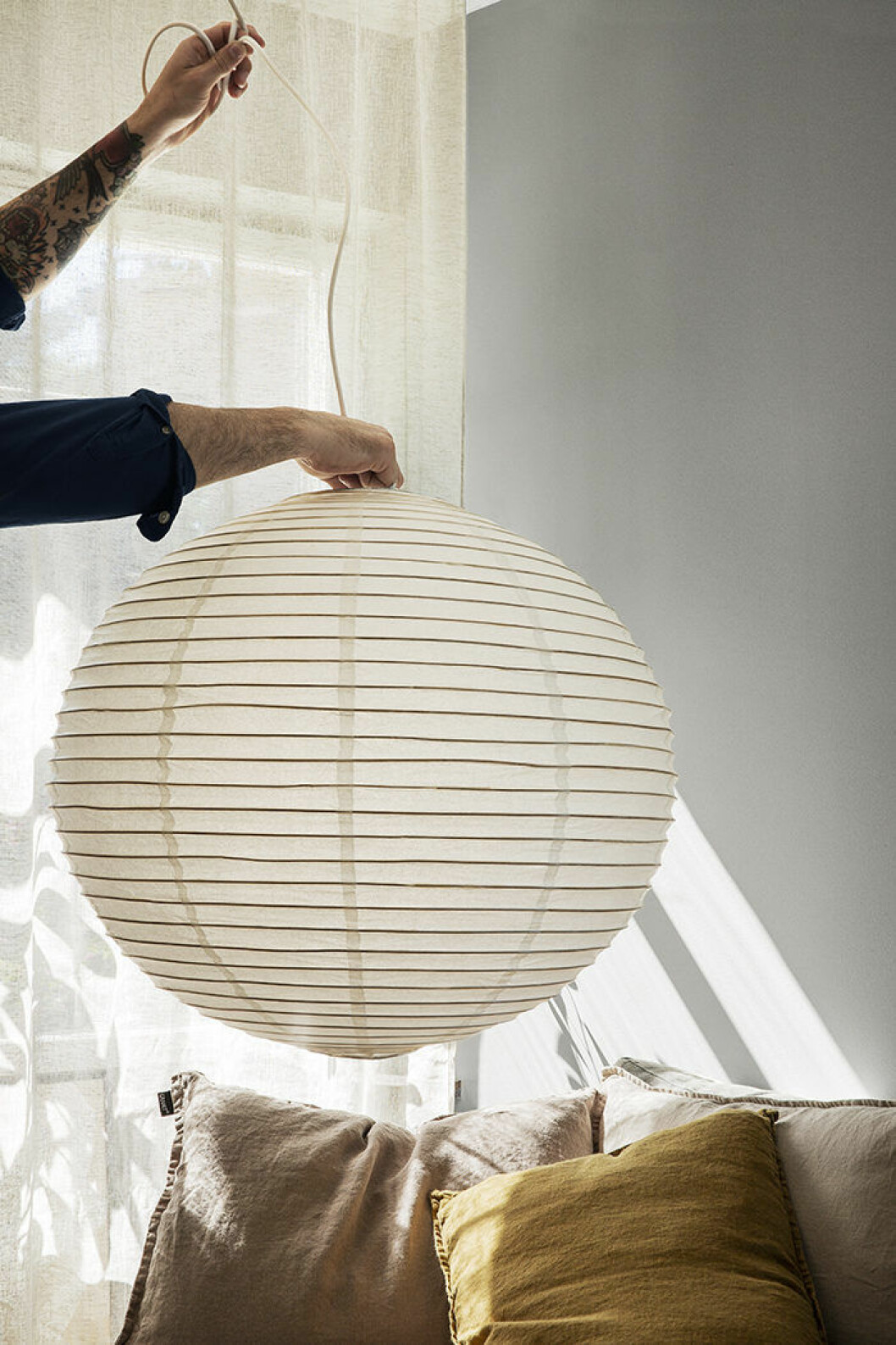 Lampa i rispapper och bambu