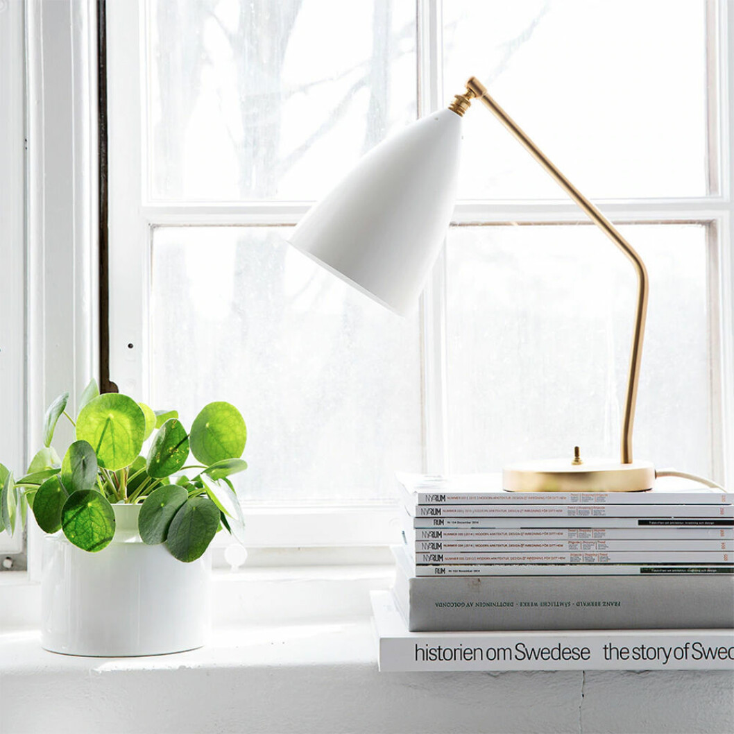 Gräshoppa bordslampa från Gubi