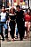 Bild från slutscenen i filmen Grease. Olivia Newton John och John Travolta på tivolit. Olivia har en svart tajt byxdress på sig.