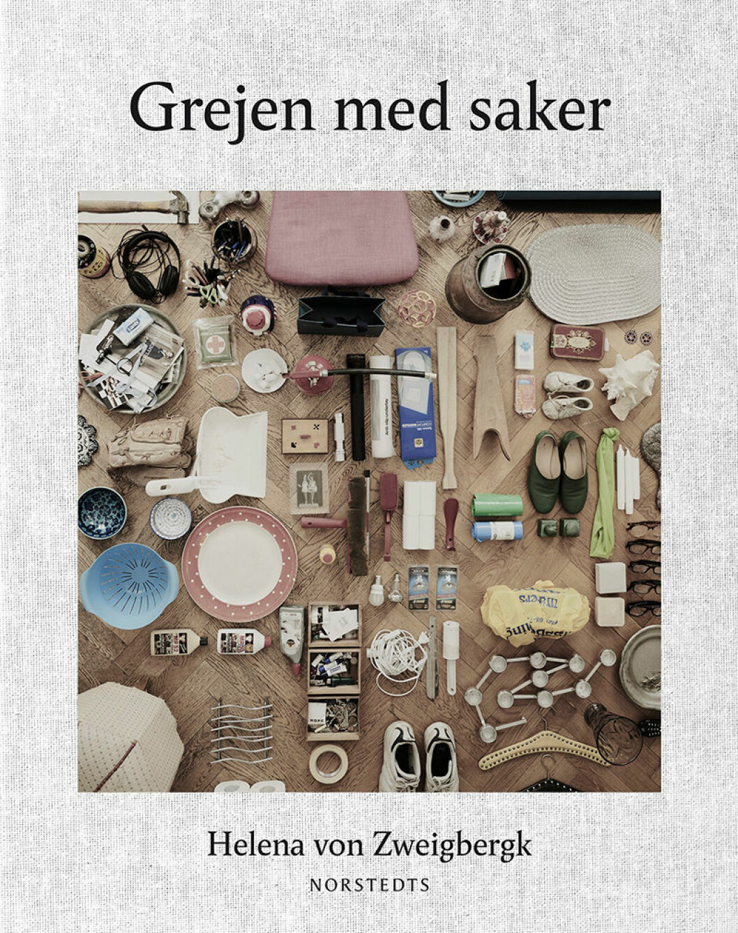 I nya boken har Helena vänt ut och in på sitt hem i samarbete med konstnären Cilla Ramnek och fotografen Pia Ulin. <a href="https://apprl.com/al/4cvq/">Läs mer och köp boken här.</a> Grejen med saker