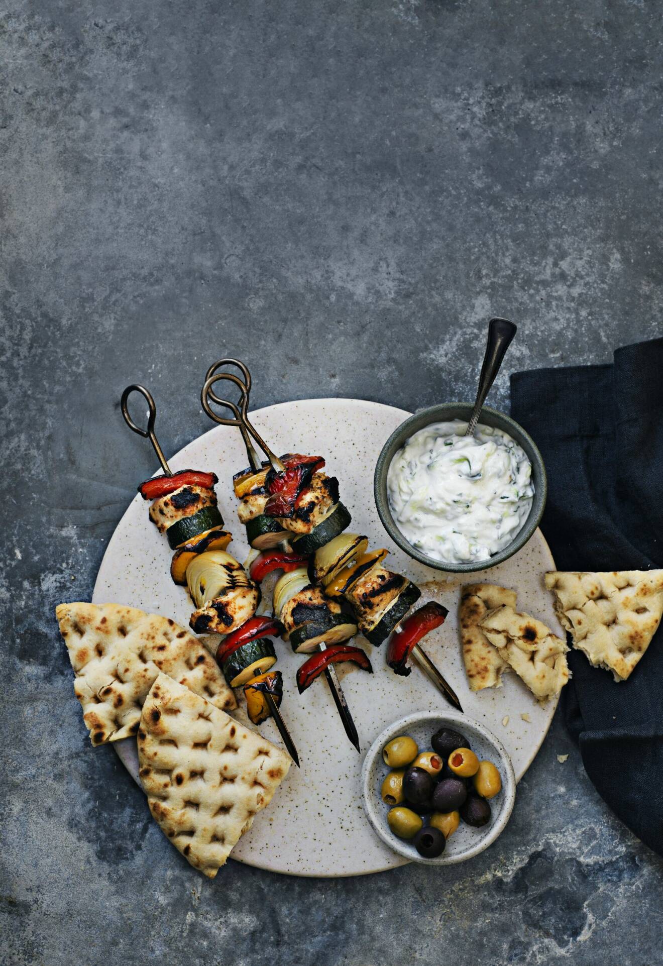 Grekiska kycklingspett med oliver och tzatziki.