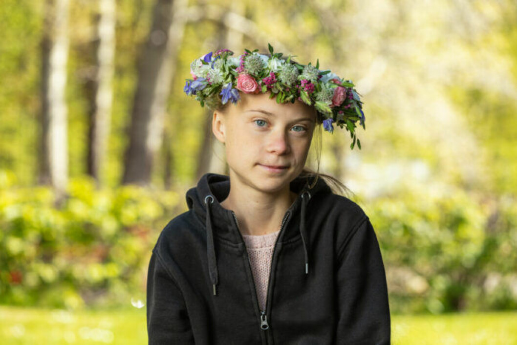 Greta Thunberg blir den yngsta någonsin att sommarprata! Greta Thunberg i svart munkjacka och blomsterkrans i håret