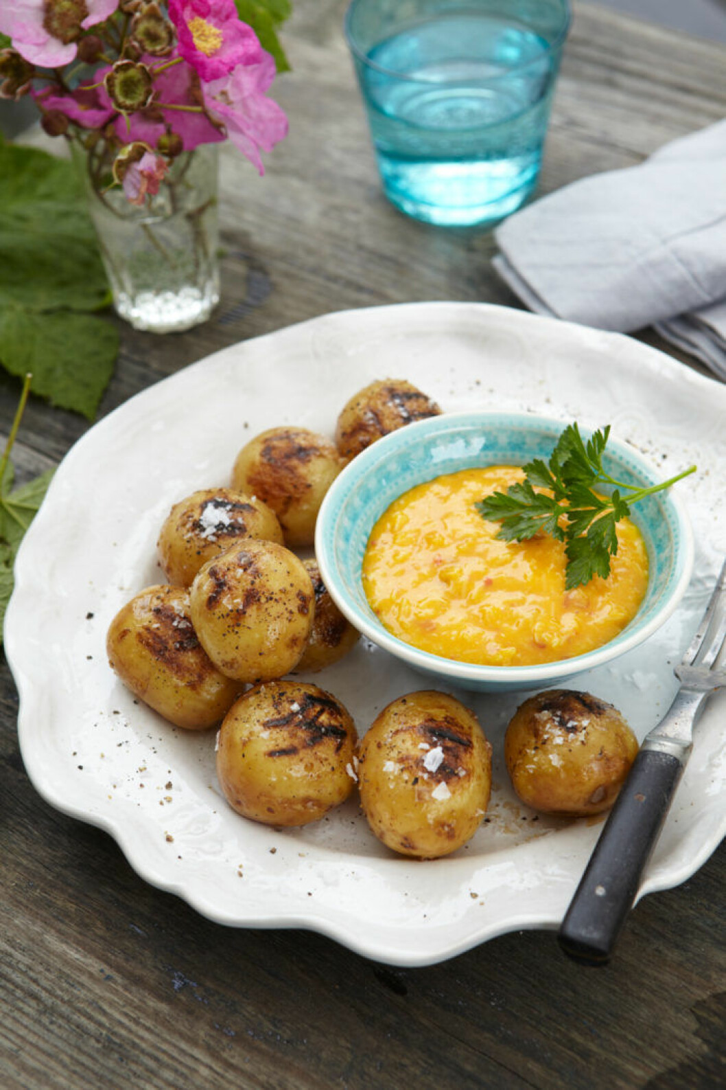 Underbara smaker till grillad fisk. GRILLAD FÄRSKPOTATIS