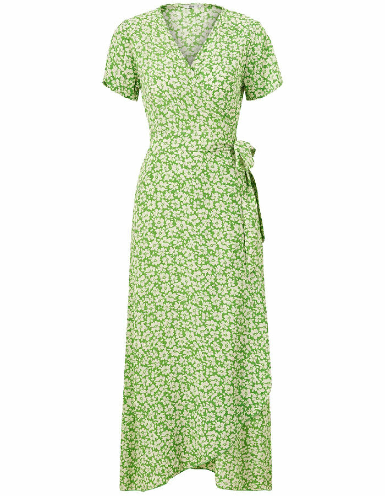 blommig klänning i grönt med omlott och kort ärm från ellos som passar vårperson