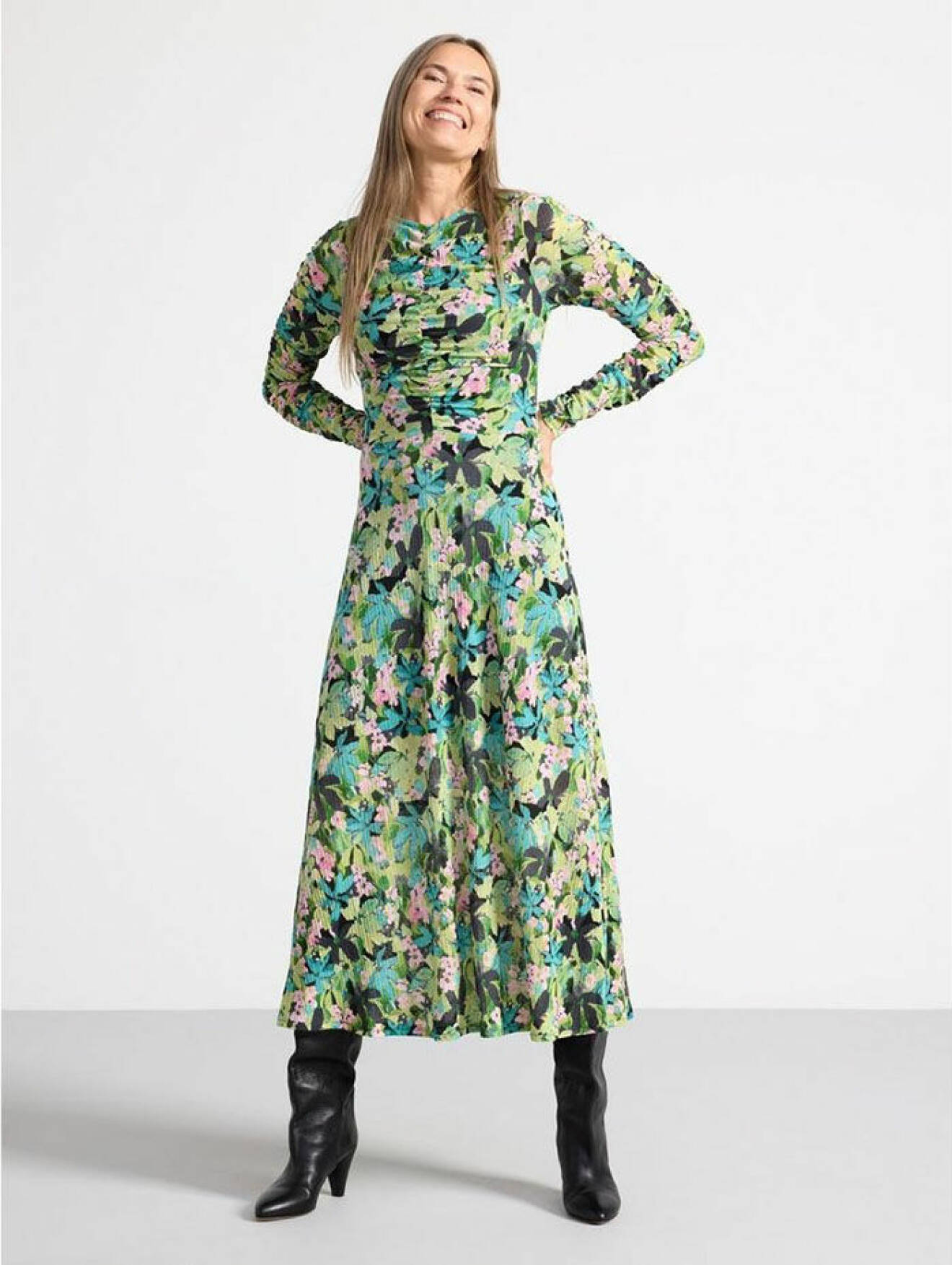Grön blommig långärmad klänning i midilängd från Lindex