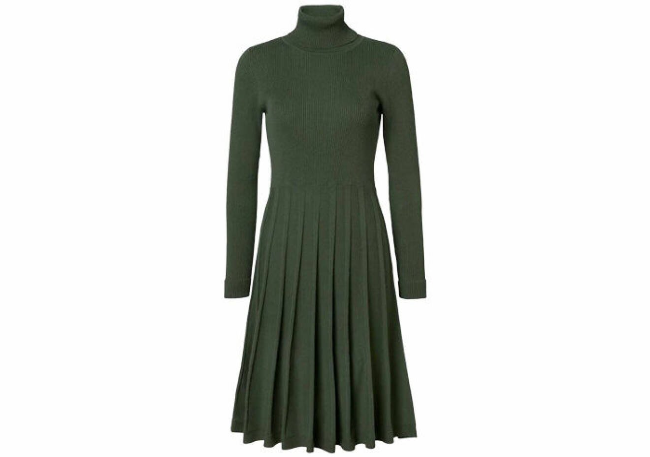 grön klänning med utställd veckad kjol och polokrage från Jumperfabriken