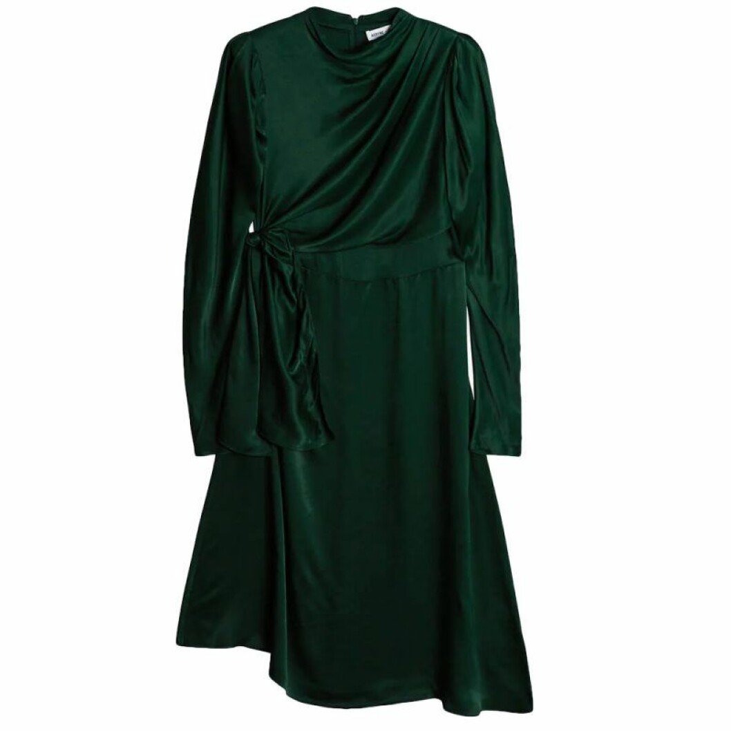 Klänning i mid-modell. <a href="https://apprl.com/al/4ysp/" target="_blank" rel="noopener">Här kan du köpa den</a>. Grön omlottklänning från Gina tricot