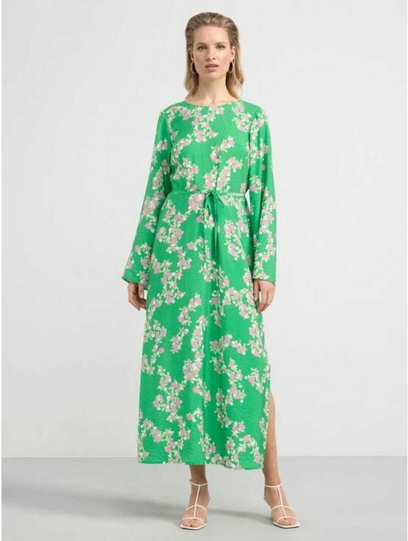 lång grön klänning med blommor från lindex