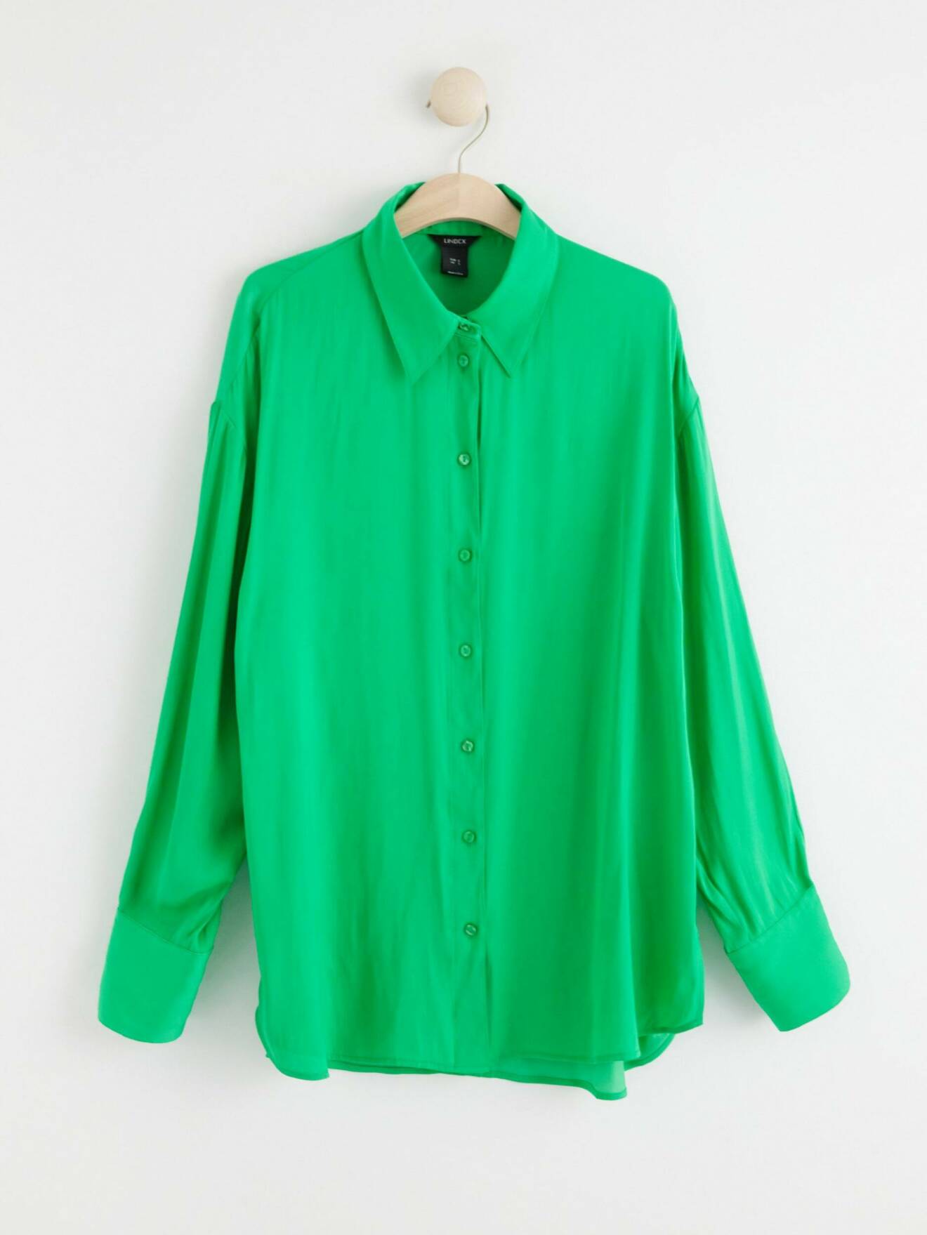 Grön skjorta i satin.