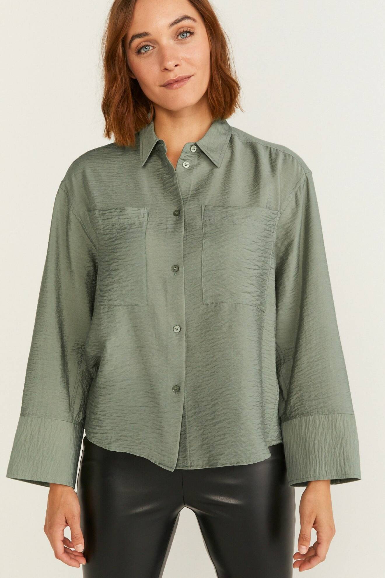 grön skjortblus med bröstfickor och långa ärmar från Stockh lm Studio
