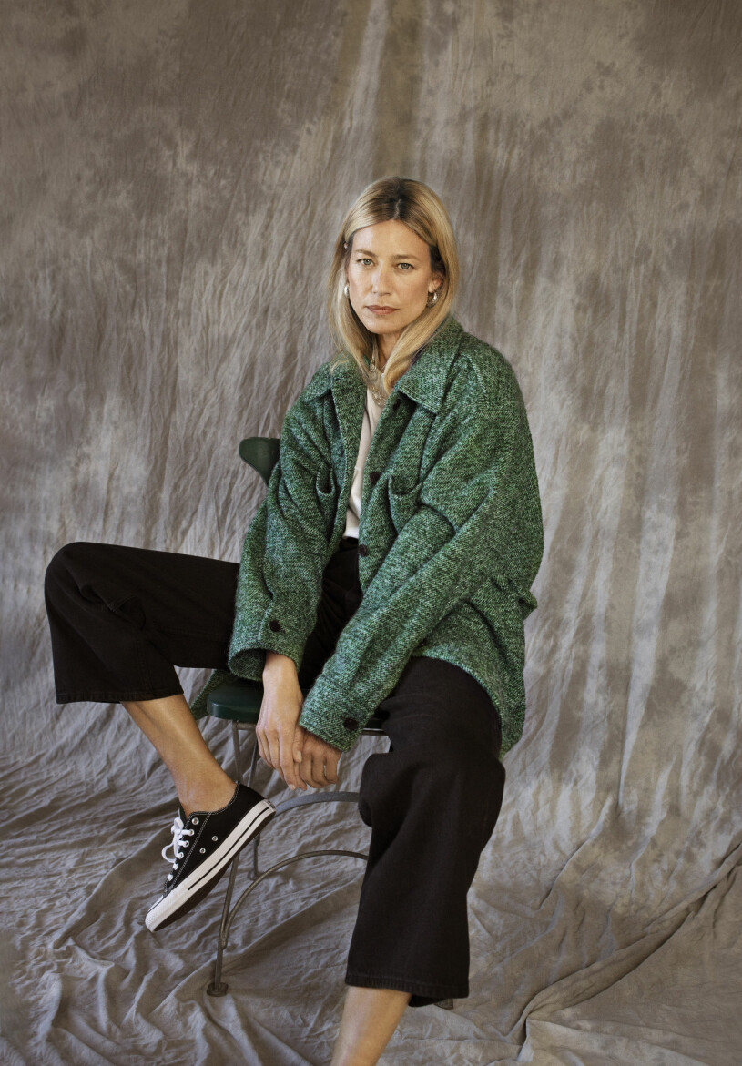 Jacka i bomull/polyester/ull/alpacka/akryl, XS–XL, 4 515 kr, Rabens Saloner. Jeans i bomull/lyocell, w 24–32, 1 399 kr, Levi’s. T-shirt i ekologisk bomull, XS–L, 199 kr, Carin Wester. Skor i textil/gummi, 699 kr, Converse/Zalando. Halsband i silver, 12 999 kr, Thomas Sabo. Örhängen i silver/guld, 3 995 kr, Pantolin. Grön Skjortjacka Rabens Saloner aw 20 Femina