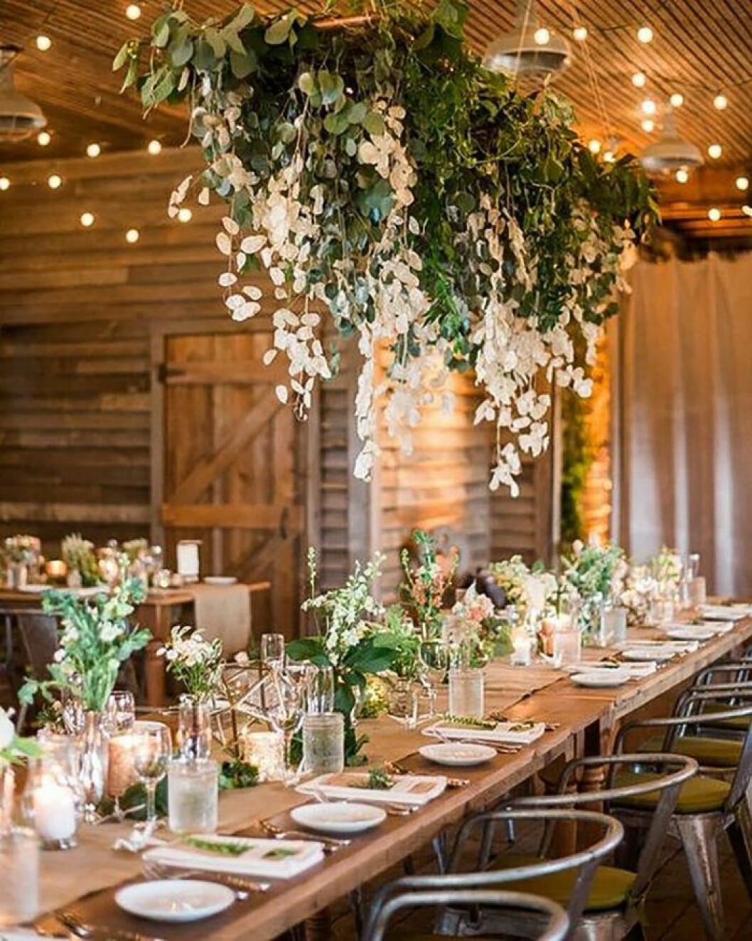 Bildkälla: <a href="https://www.pinterest.se/pin/447545281717200628/" target="_blank" rel="noopener">Pinterest</a> Gröna blomsterdekorationer på bröllop