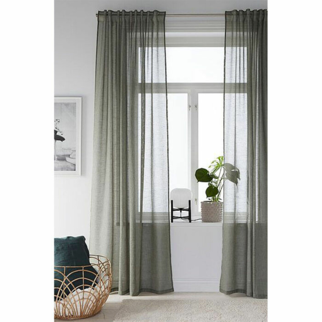 Gröna svagt genomskinliga gardiner från Ellos Home. Gröna tunna gardinerfrån Elllos