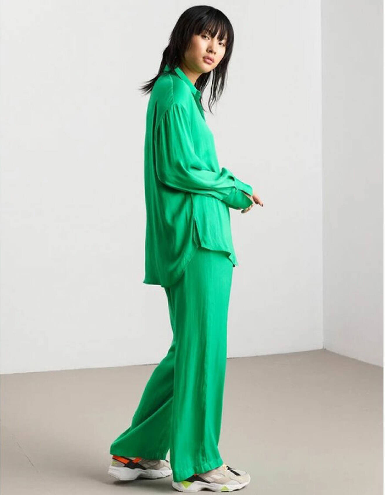 grönt matchande set med byxor och skjorta i satin från Lindex