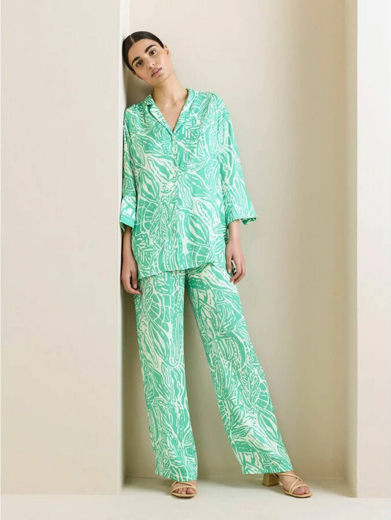 grönt mönstrat matchande set med skjorta och byxor från Lindex