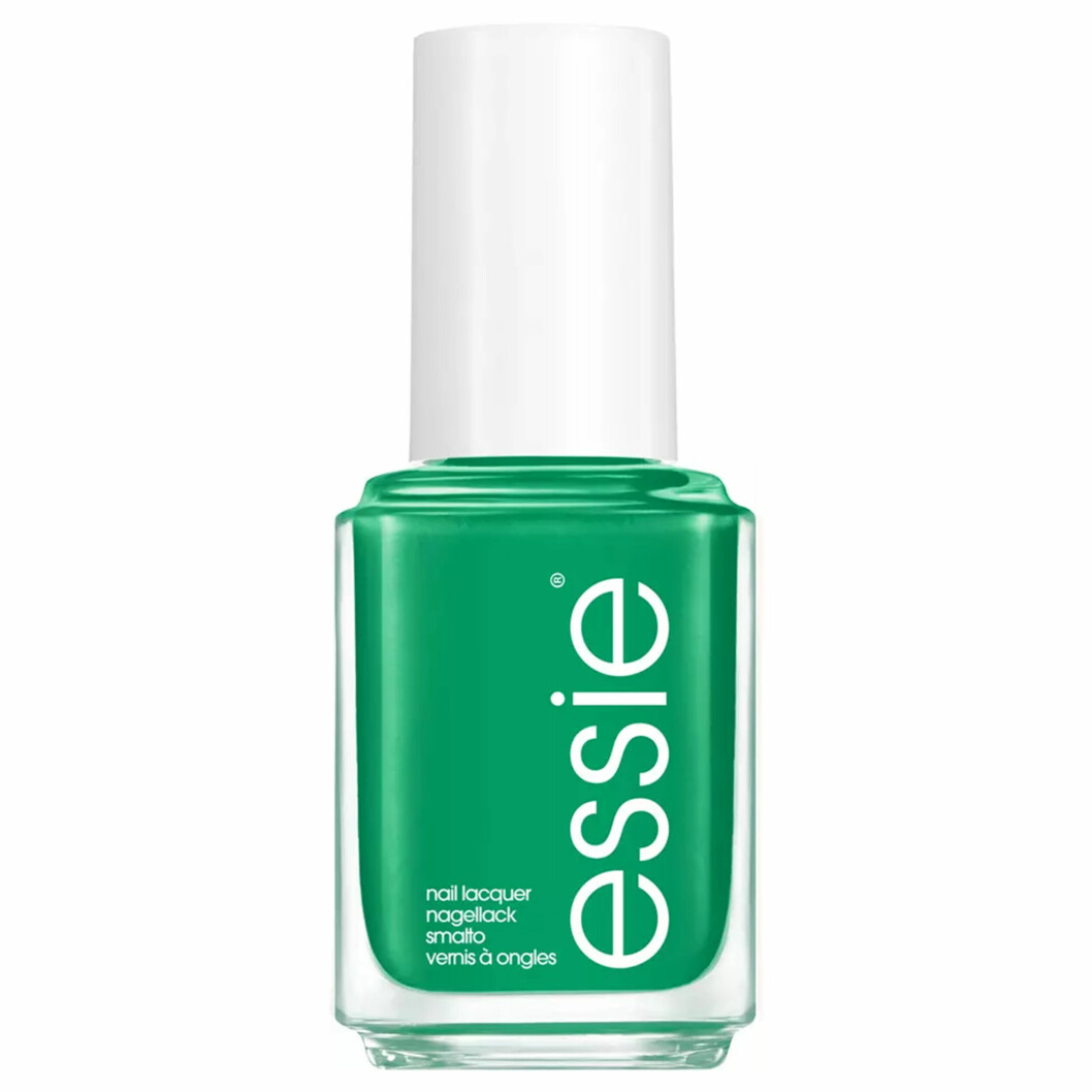 Essie Nail Lacquer 905 Grass Never Greener – <a target="_blank" rel="nofollow" href="https://lyko.com/sv/smink/naglar/nagellack/essie-nail-lacquer-905-grass-never-greener">finns att köpa här för 129 kronor</a>.