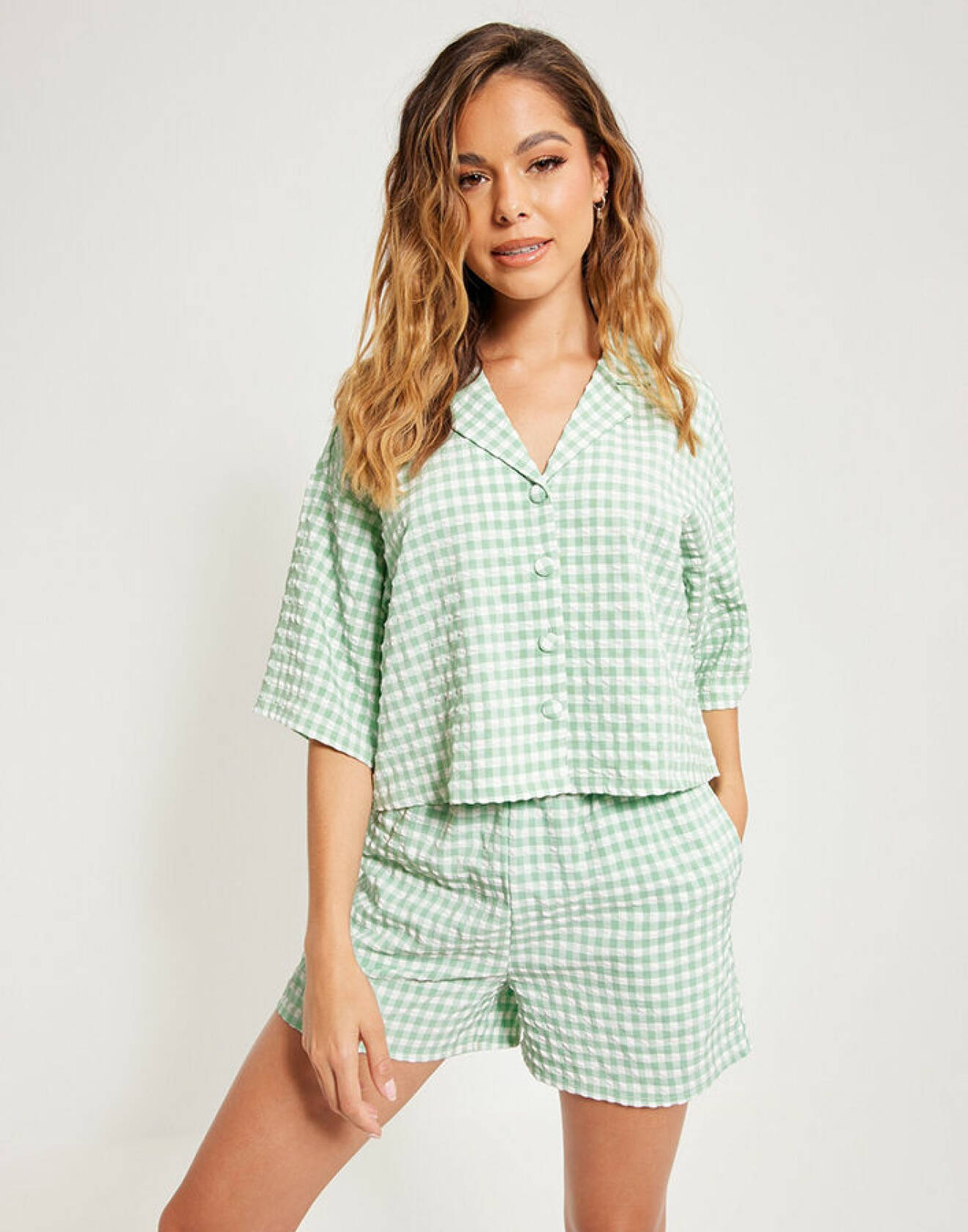 grönt rutigt matchande set med skjorta och shorts från Vila
