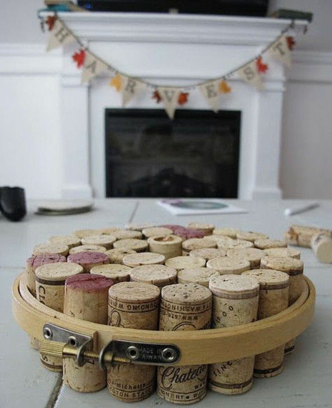 <a href="http://dreambookdesign.com/2011/11/diy-cork-trivet/">Här kan du hitta beskrivningen</a> på grytunderlägget. Grytunderlägg av vinkorkar.