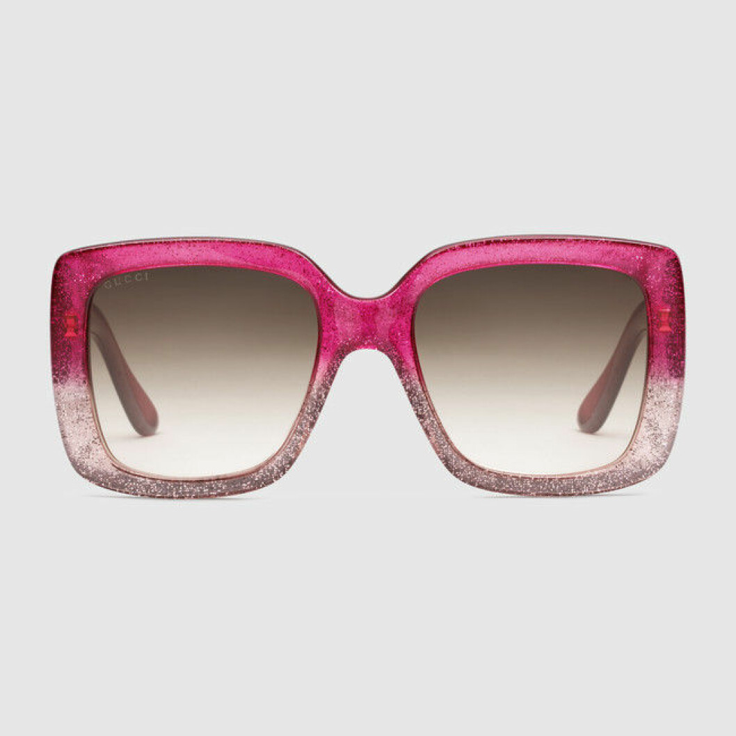 <a href="https://www.gucci.com/se/en_gb/pr/women/womens-accessories/womens-sunglasses/square-frame-optyl-sunglasses-p-434087J13237745?position=2&listName=ProductGridWComponent&categoryPath=Women/Womens-Accessories/Womens-Sunglasses" target="_blank">Fyrkantiga</a>, 2 400 kr, Gucci. solglasogon-gucci
