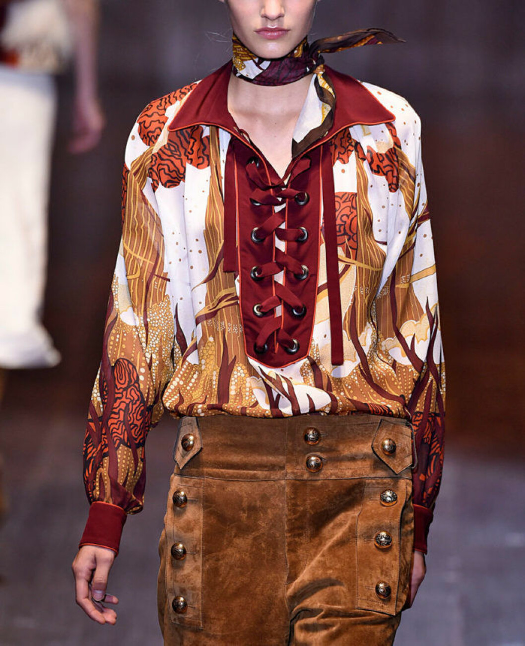 Tight knuten scarf à la Gucci våren 2015. Tight knuten scarf à la Gucci våren 2015.